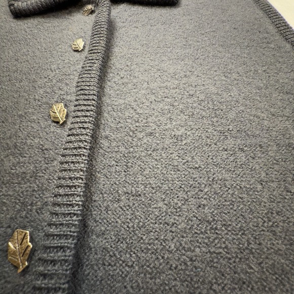 Woolrich Women's Vest Size Small Smoked Pearl 100% Wool Maple Leaf Buttons EUC - Picture 6 of 10